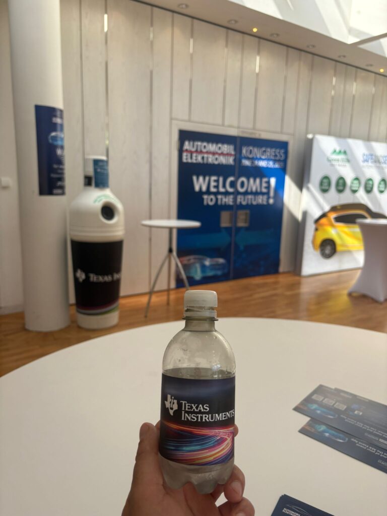 Pfandsammelbox mit Texas-Instruments-Branding auf dem Automobil Elektronik Kongress – Spende Dein Pfand