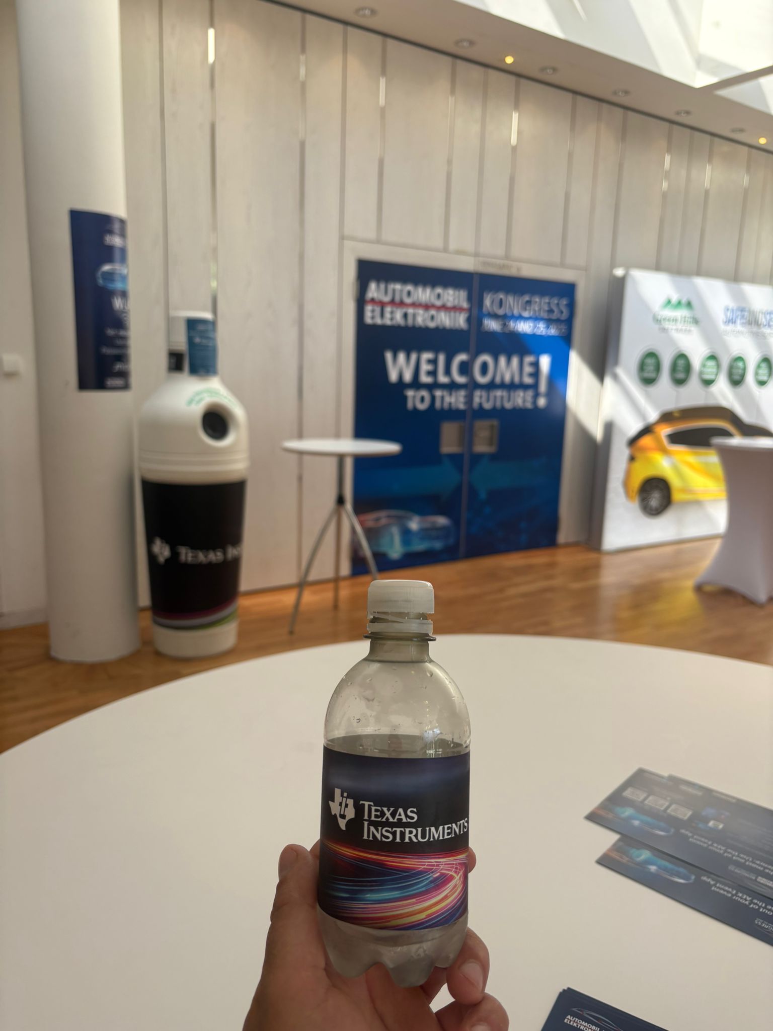Pfandbox im Design von Texas Instruments auf dem Automobil Elektronik Kongress